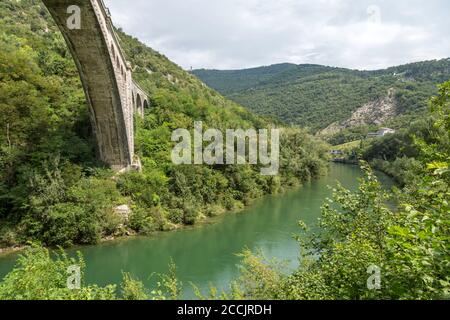 Der Stein baute Solkan Eisenbahnbrücke über den Fluss Soca in der Nähe von Nova Gorica in Slowenien. Stockfoto