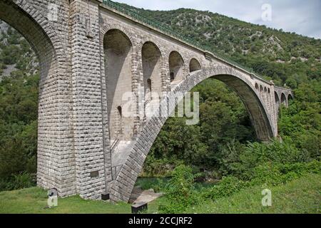 Der Stein baute Solkan Eisenbahnbrücke über den Fluss Soca in der Nähe von Nova Gorica in Slowenien. Stockfoto