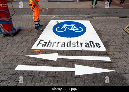 Anwendung von Straßenmarkierungen, für eine Fahrradstraße, Rüttenscheider Straße in Essen, im Einkaufs- und Gastronomieviertel haben Radfahrer Vorfahrt Stockfoto