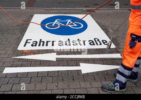 Anwendung von Straßenmarkierungen, für eine Fahrradstraße, Rüttenscheider Straße in Essen, im Einkaufs- und Gastronomieviertel haben Radfahrer Vorfahrt Stockfoto