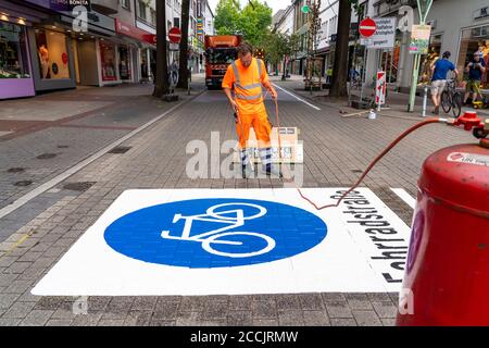 Anwendung von Straßenmarkierungen, für eine Fahrradstraße, Rüttenscheider Straße in Essen, im Einkaufs- und Gastronomieviertel haben Radfahrer Vorfahrt Stockfoto