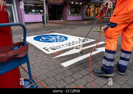 Anwendung von Straßenmarkierungen, für eine Fahrradstraße, Rüttenscheider Straße in Essen, im Einkaufs- und Gastronomieviertel haben Radfahrer Vorfahrt Stockfoto