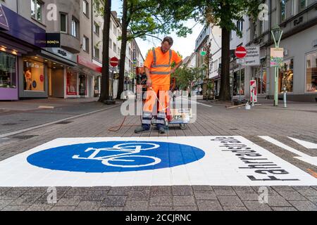 Anwendung von Straßenmarkierungen, für eine Fahrradstraße, Rüttenscheider Straße in Essen, im Einkaufs- und Gastronomieviertel haben Radfahrer Vorfahrt Stockfoto