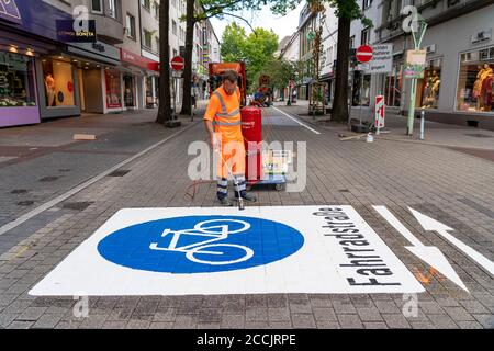 Anwendung von Straßenmarkierungen, für eine Fahrradstraße, Rüttenscheider Straße in Essen, im Einkaufs- und Gastronomieviertel haben Radfahrer Vorfahrt Stockfoto