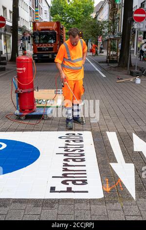 Anwendung von Straßenmarkierungen, für eine Fahrradstraße, Rüttenscheider Straße in Essen, im Einkaufs- und Gastronomieviertel haben Radfahrer Vorfahrt Stockfoto