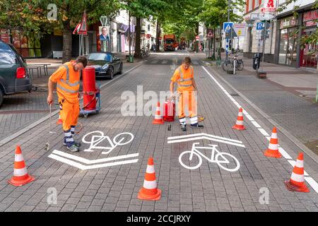 Anwendung von Straßenmarkierungen, für eine Fahrradstraße, Rüttenscheider Straße in Essen, im Einkaufs- und Gastronomieviertel haben Radfahrer Vorfahrt Stockfoto