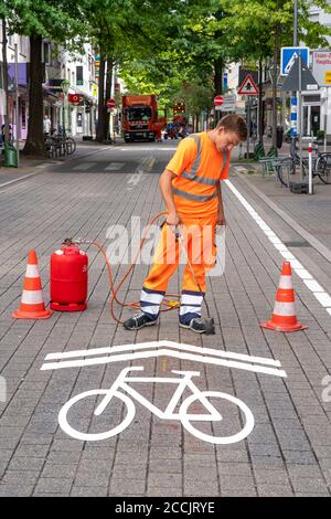 Anwendung von Straßenmarkierungen, für eine Fahrradstraße, Rüttenscheider Straße in Essen, im Einkaufs- und Gastronomieviertel haben Radfahrer Vorfahrt Stockfoto