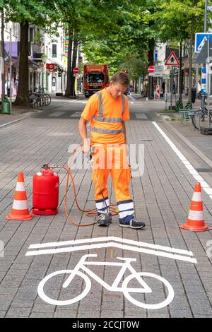 Anwendung von Straßenmarkierungen, für eine Fahrradstraße, Rüttenscheider Straße in Essen, im Einkaufs- und Gastronomieviertel haben Radfahrer Vorfahrt Stockfoto