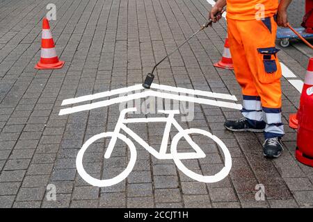 Anwendung von Straßenmarkierungen, für eine Fahrradstraße, Rüttenscheider Straße in Essen, im Einkaufs- und Gastronomieviertel haben Radfahrer Vorfahrt Stockfoto