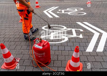 Anwendung von Straßenmarkierungen, für eine Fahrradstraße, Rüttenscheider Straße in Essen, im Einkaufs- und Gastronomieviertel haben Radfahrer Vorfahrt Stockfoto