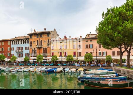 12. August 2019, Desenzano del Garda, Brescia, Lombardei, Italien - historisches Wahrzeichen der Stadt, Ort für Vergnügen und Interessen. Stockfoto