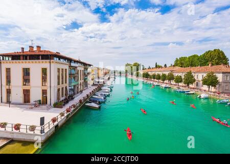 Pescheira del Garda, Lombardei, Italien - 20. August 2019 - Tourismus im Stadtzentrum am Gardasee Stockfoto