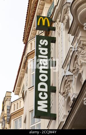 Prag, Tschechische Republik - 24. Dezember 2012. McDonald's Restaurant Schild. McDonald's ist die weltweit größte Kette von Hamburger Fast-Food-Restaurants. Stockfoto