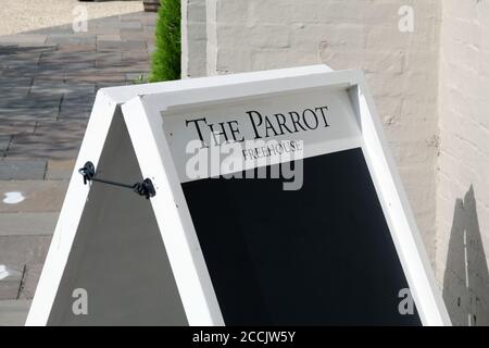 The Parrot Pub Chalk Black Board, ein öffentliches Haus im schönen Dorf Forest Green, tief in den Surrey Hills. August 2020 Stockfoto