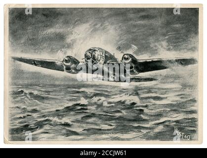 Deutsche historische Postkarte: Ein Bomber Heinkel He 111 über den rauen Gewässern der Nordsee fliegt, um die Städte Englands zu bombardieren. Schlacht von Großbritannien Stockfoto
