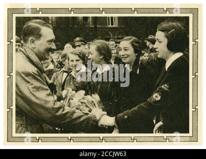 Deutsche historische Postkarte: Adolf Hitlers 50. Geburtstag. Er erhält einen Blumenstrauß von einem Mitglied des BDM (Bund Deutscher Mädchen), 1939 Stockfoto