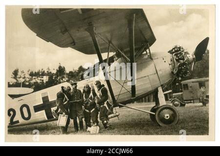 Deutsche historische Fotopostkarte: Die Besatzung eines Aufklärungsflugzeugs besteht ein Pre-Flight Briefing an ihrem Flugzeug, Deutschland, 2. Weltkrieg Stockfoto