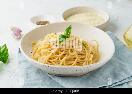 Cacio e pepe Pasta. Spaghetti mit Parmesankäse und Pfeffer. Stockfoto