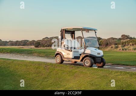 Golfwagen auf dem Golfplatz des Maidstone Country Club Stockfoto