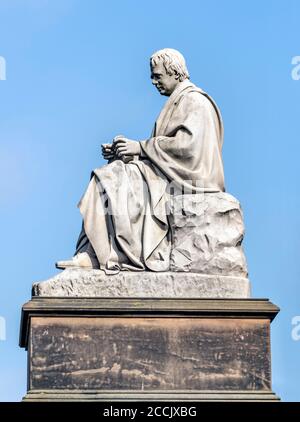 Sir Walter Scott Statue am Scott Monument, Edinburgh, Schottland, Großbritannien. Stockfoto