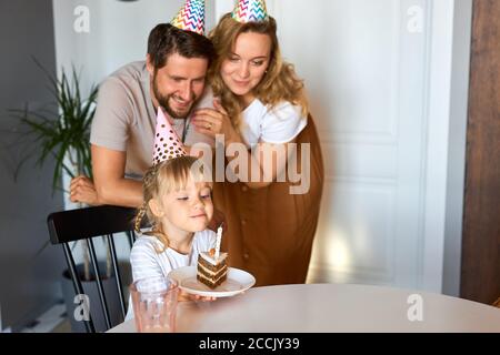 Glückliche kaukasische Familie feiern Kindergeburtstag, sie geben Geburtstagskuchen zu ihr, gratulieren Stockfoto