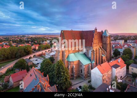 Strzegom, Polen. Luftaufnahme der Basilika St. Peter und Paul bei Sonnenuntergang Stockfoto