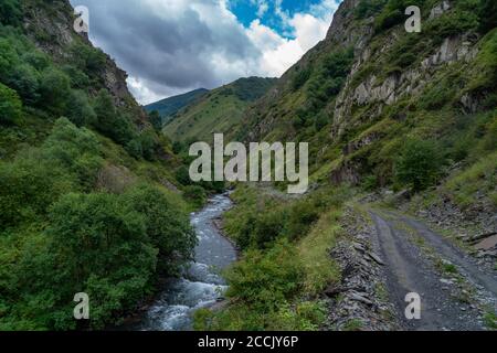 Der Gebirgsfluss Argun in Upper Khevsureti, Georgien Stockfoto