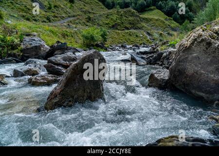 Der Gebirgsfluss Argun in Upper Khevsureti, Georgien Stockfoto