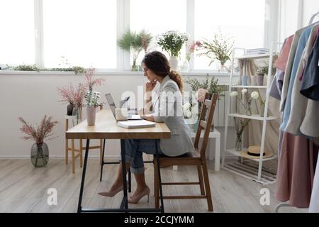 Junge selbstständige kreative Designer arbeiten am Computer. Stockfoto