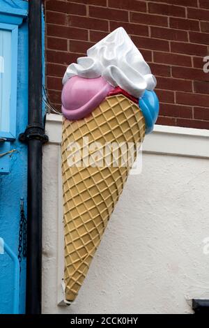 Riesiger Eiskegel vor einem Geschäft, Warwick, Großbritannien Stockfoto