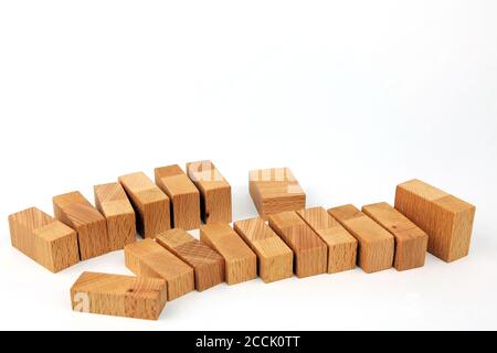 Aufsteigender Plan mit Holzblöcken Stockfoto