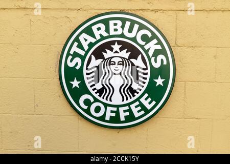 Rhodos, Griechenland - 2. Juli 2011 Starbucks Coffee Logo. Starbucks Coffee ist eine US-amerikanische Coffee-Shops-Kette, die in Seattle gegründet wurde. Stockfoto