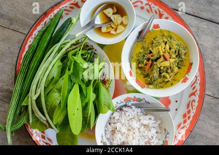 'Kaeng Kua Plalai' oder 'Thai Spicy Swamp Eel Curry' ist ein traditionelles würziges hausgemachtes Curry, das in der Landseite Thailands beliebt ist. Stockfoto