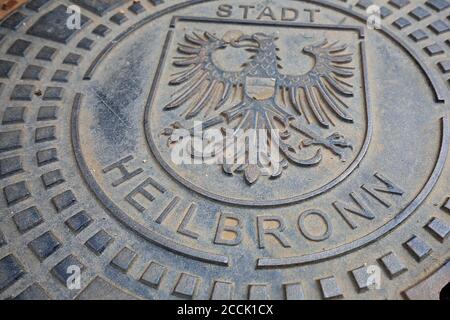 Heilbronn, Baden-Württemberg / Deutschland - 23 06 2020: Schachtdeckel mit Wappen in Heilbronn Stockfoto