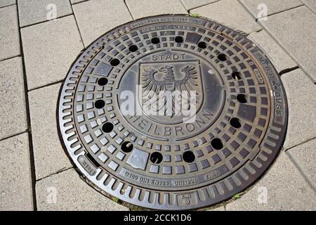 Heilbronn, Baden-Württemberg / Deutschland - 23 06 2020: Schachtdeckel mit Wappen in Heilbronn Stockfoto