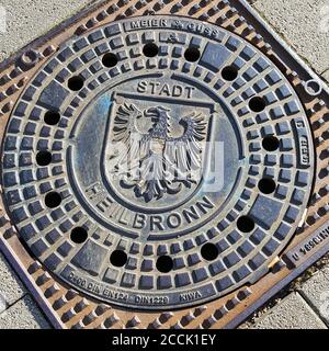 Heilbronn, Baden-Württemberg / Deutschland - 23 06 2020: Schachtdeckel mit Wappen in Heilbronn Stockfoto