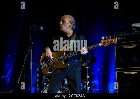 Bassist Norman Watt-Roy (ex Blockheads) mit Wilko Johnson Band auf 'Abschiedstour' nach Wilkos endster Krebsdiagnose, Wilko Johnson und Gästen. Doncaster Blues Festival, The Dome, Doncaster. März 2014. Stockfoto