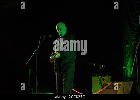 Wilko Johnson auf 'Abschiedstour' nach seiner terminalen Krebsdiagnose, Wilko Johnson und Gäste. Doncaster Blues Festival, The Dome, Doncaster. März 2014. Stockfoto