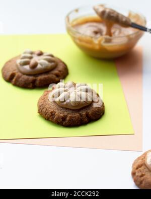Traditionelle senegalesische Kekse fünf Cent mit Erdnussbutter. Nahaufnahme von hausgemachten Cookies auf einem hellen Hintergrund. Glutenfreies Mandelmehl gebacken Stockfoto