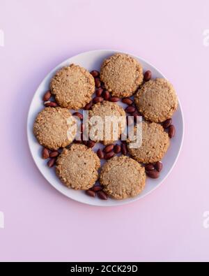 Traditionelle sudanesische Full Sudani Kekse mit Erdnüssen. Nahaufnahme von hausgemachten Cookies auf einem hellen Hintergrund. Glutenfreie Erdnussmehl-Backwaren. Keto Stockfoto