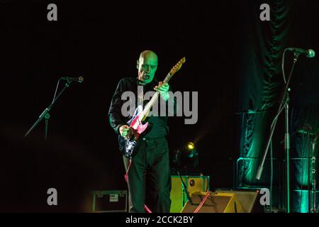 Wilko Johnson auf 'Abschiedstour' nach seiner terminalen Krebsdiagnose, Wilko Johnson und Gäste. Doncaster Blues Festival, The Dome, Doncaster. März 2014. Stockfoto