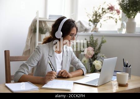 Lächelnder kreativer Designer, der die beruflichen Fähigkeiten im Büro verbessert. Stockfoto