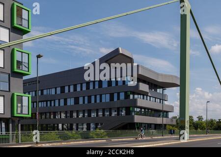 Sonnige Außenansicht der FOM Hochschule Hochschulzentrum Düsseldorf, Deutschland. Stockfoto