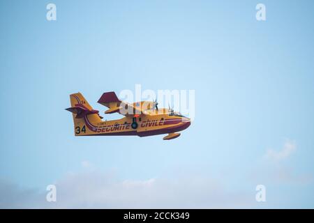 Canadair CL-415 amphibischer Wasserbomber im Flug Stockfoto