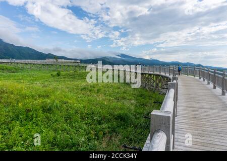 Blick auf den erhöhten Gehweg im Shiretoko Five Lakes 知床五湖 Nationalpark in Hokkaido, Japan Stockfoto