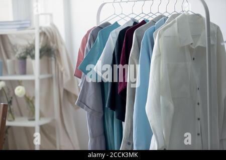Nahaufnahme der neuen Kleidersammlung, die auf dem Regal hängt. Stockfoto