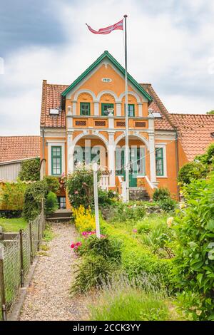 Dänemark, Süddänemark, Aeroskobing, Blumen blühen im Vorgarten des traditionellen dänischen Hauses Stockfoto