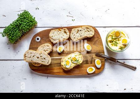 Baguette in Scheiben geschnitten und hausgemachter Eiersalat mit Kresse Stockfoto