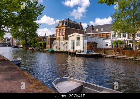 Niederlande, Südholland, Leiden, Boote und Häuser entlang des Stadtkanals Stockfoto