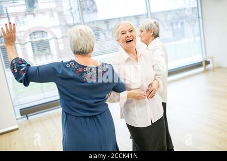 Glückliche ältere Frauen besuchen Tanzkurs in Altersheim Stockfoto